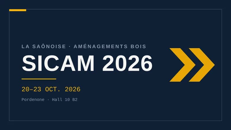 Visuel typographique sur fond bleu nuit : « SICAM 2026 » en grand, surtitre La Saônoise aménagements bois, dates du 20 au 23 octobre 2026 et mention Pordenone Hall 10 B2, motif de chevrons à droite.